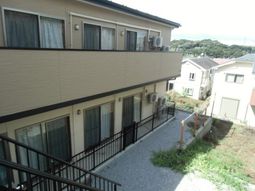 明るい外観の建物