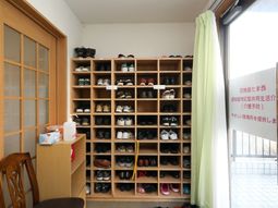 整理された靴収納棚