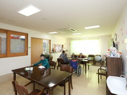 居心地の良い広々ラウンジ