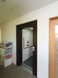 明るいエレベーター入口