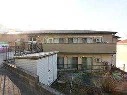 明るい日差しの建物外観
