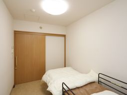 明るい居室の一角