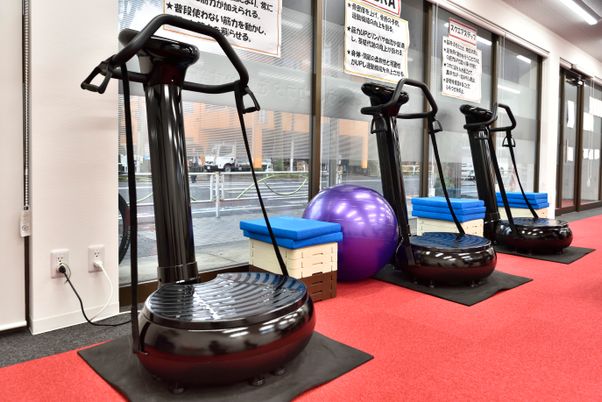 トレーニング機器のある室内