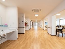 明るい広々した廊下