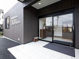 清潔感のある施設エントランス