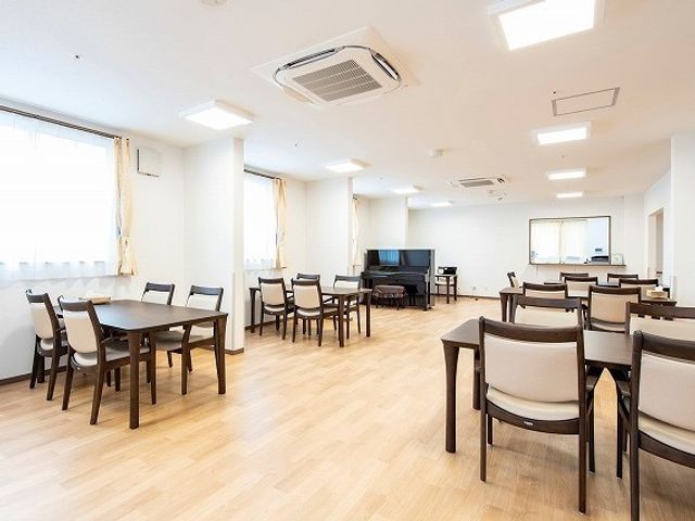 明るい共用ダイニングエリア リビングダイニング 開放感あるダイニングルームで、利用者様とのコミュニケーションも図りやすいです。明るく快適な食事の時間を提供しています。