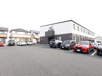 施設外観と駐車場