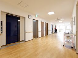 清潔感のある廊下と車椅子の方