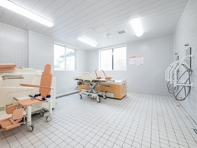 清潔感ある浴室 機械浴 広々としたバリアフリー設計の浴室です。安全にご利用いただける工夫が随所に施されています。