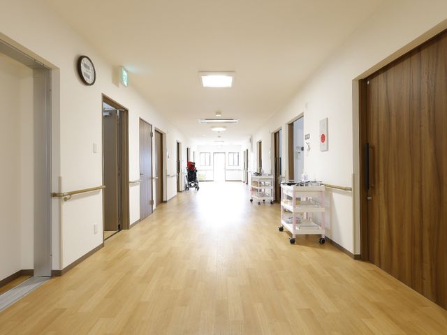広々とした綺麗な廊下 廊下 光が差し込む清潔感のある廊下は、安全手すりが整備されており、安心して歩行できる環境が整っています。