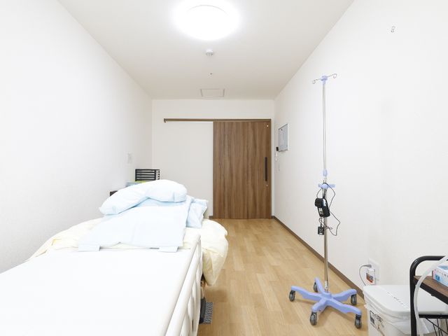 清潔な個室の一例 居室 広々とした個室は清潔感があり、快適な生活空間を提供しています。プライバシーもしっかり守られ、落ち着いた環境です。