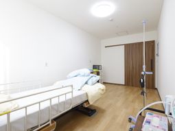 明るい居室の様子