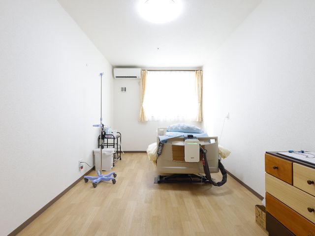 明るい居室のインテリア 居室 ゆとりあるシンプルな居室で、窓から自然光が差し込み快適な生活を支えます。