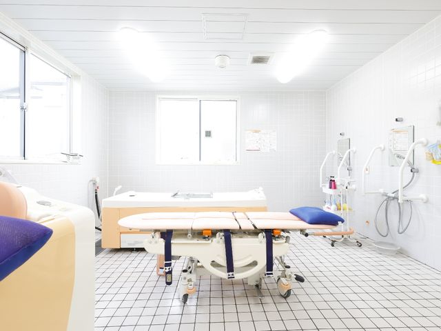 清潔な浴室設備 機械浴槽 快適で清潔感溢れる浴室環境です。利用者のケアをサポートする多様な設備が整っております。