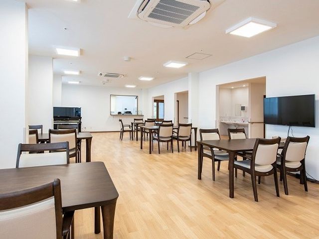 広々とした明るい食堂 リビングダイニング 床が明るい木目調で統一された食堂は、清潔感があり、家庭的な雰囲気を大切にしています。テーブル周りもゆとりがあり、居心地の良さを感じられる空間です。