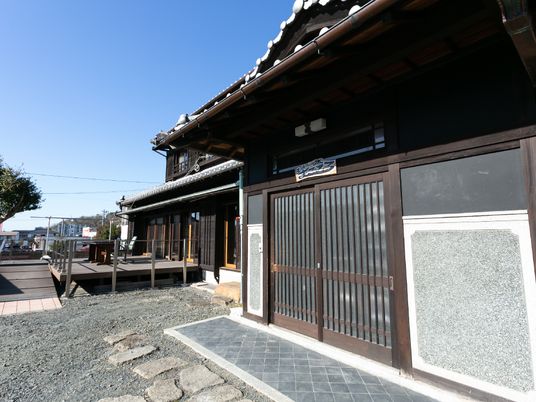 落ち着いた色合いで、駐車場も設置されている外観