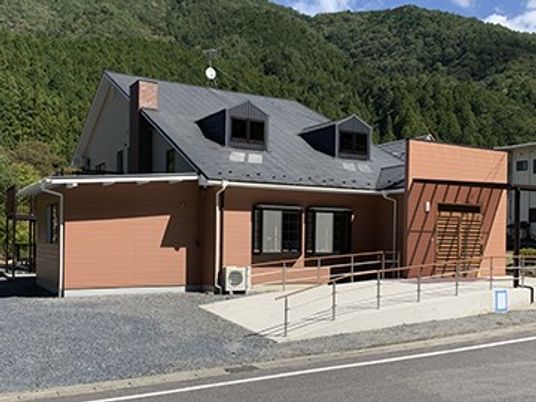 山に囲まれた建物の外観