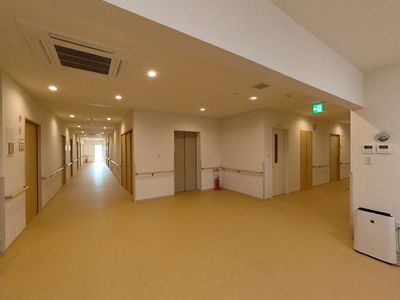 明るく清潔な廊下