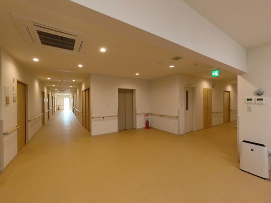 明るく清潔な廊下