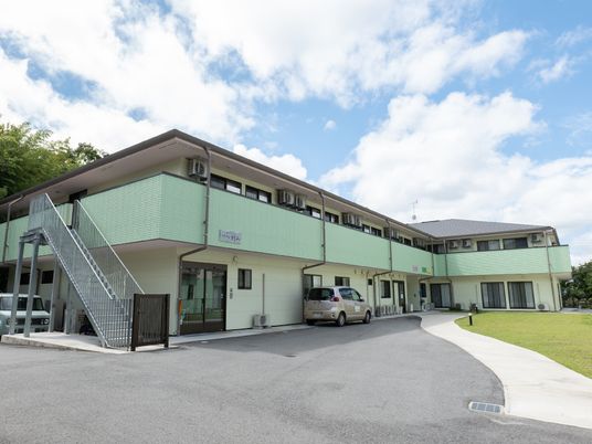 広々とした建物の外観