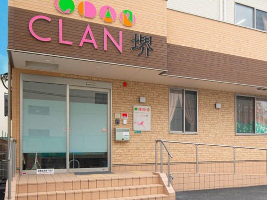 施設の玄関外観  