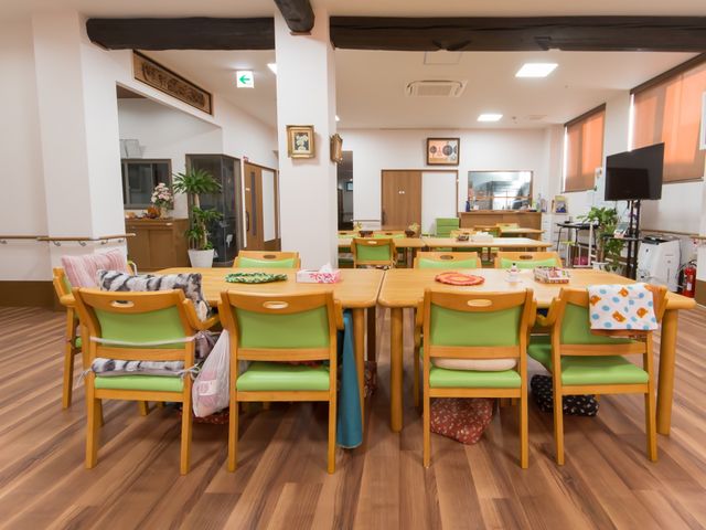 広々とした共有ダイニングルーム 食堂 ゆったりとした雰囲気の食堂では、皆様が集い、食事や会話を楽しまれています。木の温もり感じる家具が心地よい空間を演出しています。