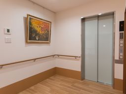 廊下のエレベーターと絵画