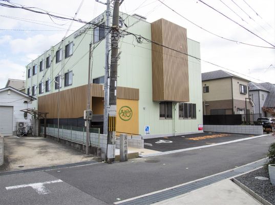 モダンな建物の外観