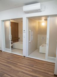 明るい浴室と洗面台