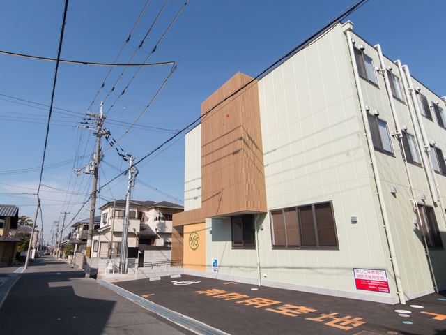 新しい外観の施設 外観 落ち着いた色合いの外壁が特徴的な、清潔感あふれる新しい施設です。勤務を希望する方には、働きやすい環境が整っています。