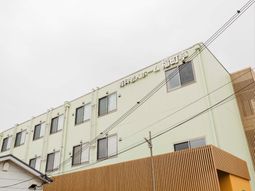 建物の外観と看板