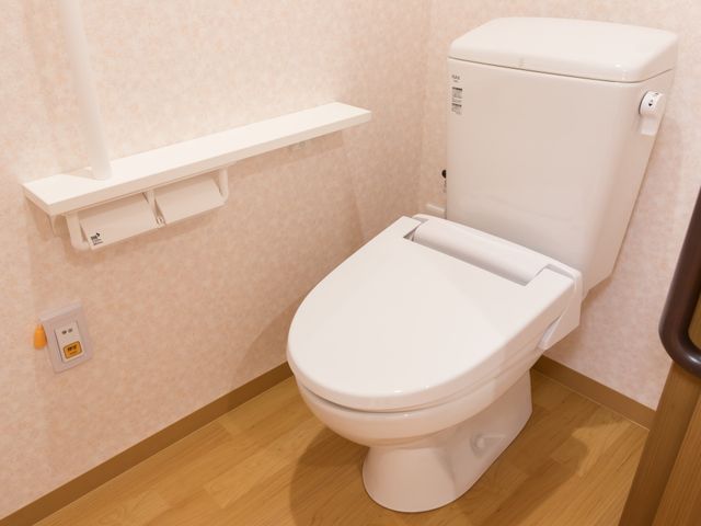 バリアフリー対応トイレ トイレ 手すり付きで安全に配慮された清潔なトイレスペースです。ご利用の方々の快適性を考慮した設計となっております。