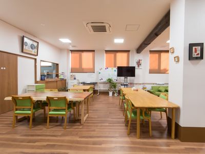 暖色系の明るい食堂