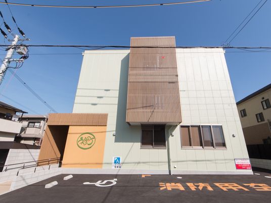 明るい外観の建物正面