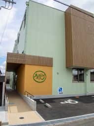 緑とベージュの建物エントランス