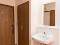 洗面台と扉のある廊下