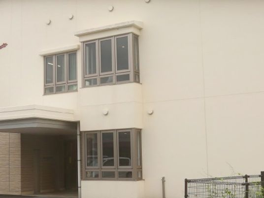 白い建物の外観  
