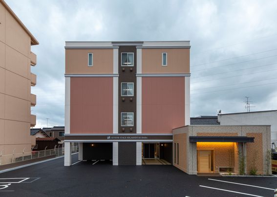 魅力的な施設のエントランス