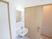 洗面台と鏡のある部屋