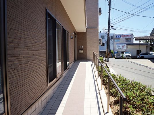 明るい日差しの建物外観