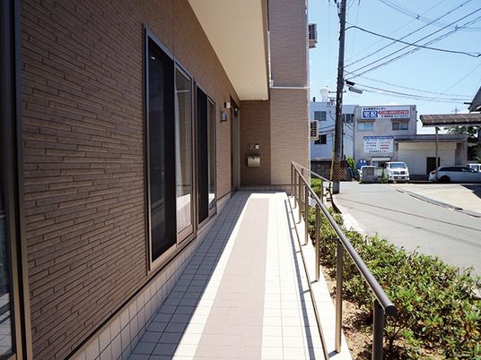 明るい日差しの建物外観