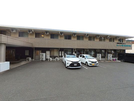 落ち着いた色合いの外観
