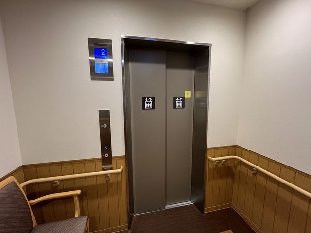 ゆとりあるエレベーター エレベーター 手すりが設けられたエレベーター前は、移動の際にも安全を考える配慮がなされています。安心してご利用頂ける設備です。