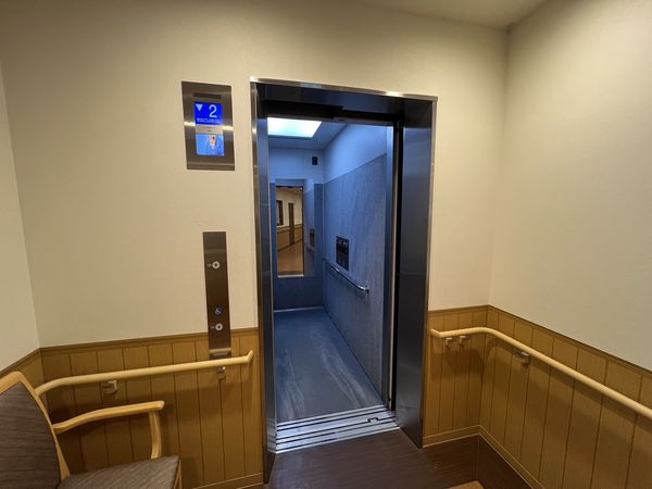 廊下へのエレベーター