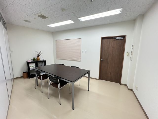 共有スペースの明るい居室 居室 ゆったりとしたスペースの居室で、窓の光が心地よく差し込んでいます。共に時を過ごすための暖かい場所です。