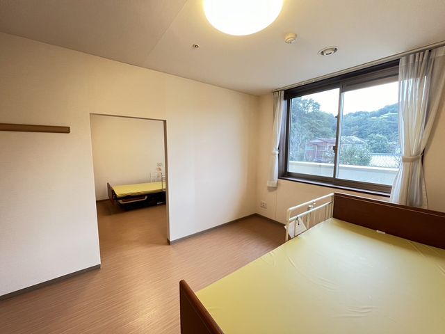 ゆったりした居室 居室 明るく開放感のある居室です。窓から自然の光が差し込み、穏やかな時間を過ごせます。