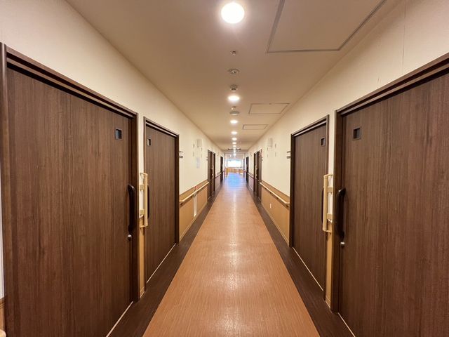 廊下の清潔感ある景観 廊下 清潔感があり、広々とした廊下です。手すりも設置され、安心して歩ける工夫がされています。