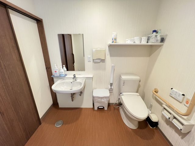 居室内の清潔なトイレ トイレ 居室に備え付けられた清潔感のあるトイレです。安全を考慮した手すりが設置されております。