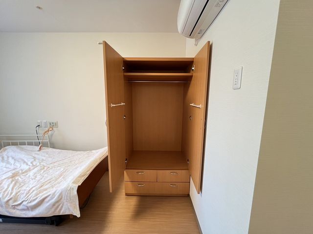 居心地の良い居室 居室 壁に空調設備が備わり、シンプルで使いやすい造りのベッドとクローゼットが整っています。