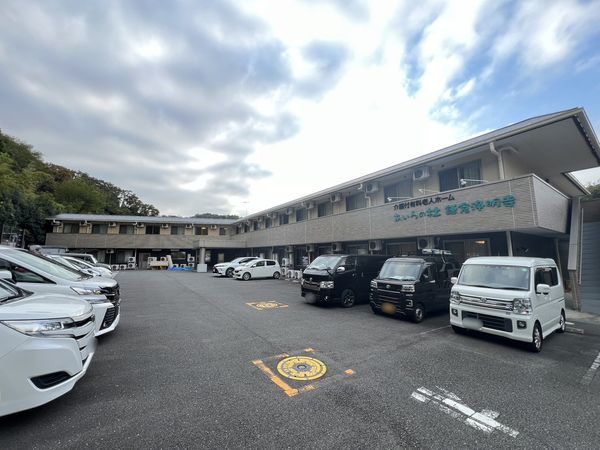 温かみのある施設の外観